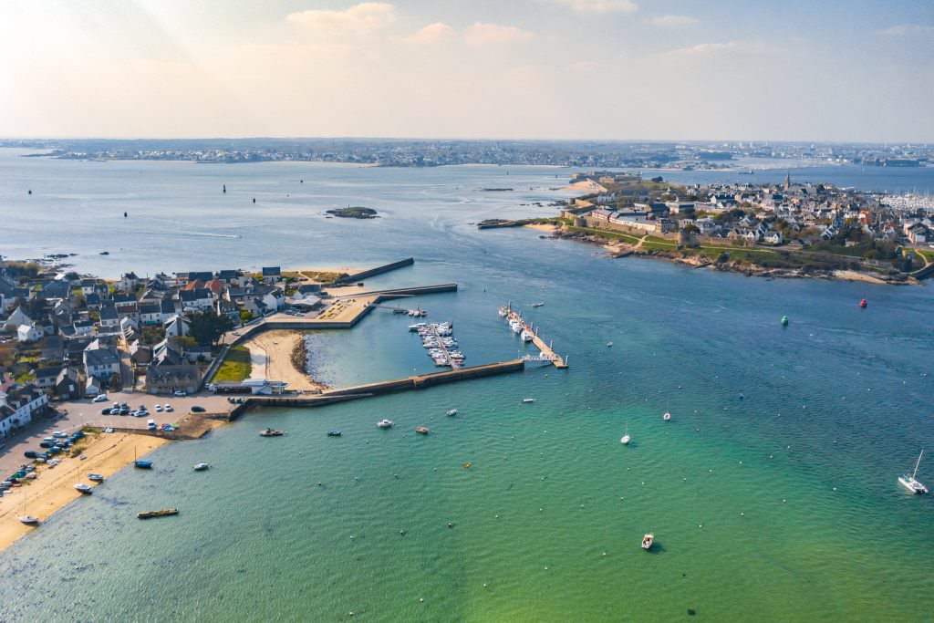 Vue aérienne du port de la Presqu'île de Gâvres sur la petite mer.