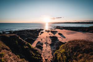 Coucher de soleil sur la crique des Amoureux à Guidel-plages.