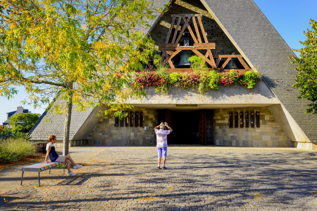 Eglise dans le bourg de Caudan