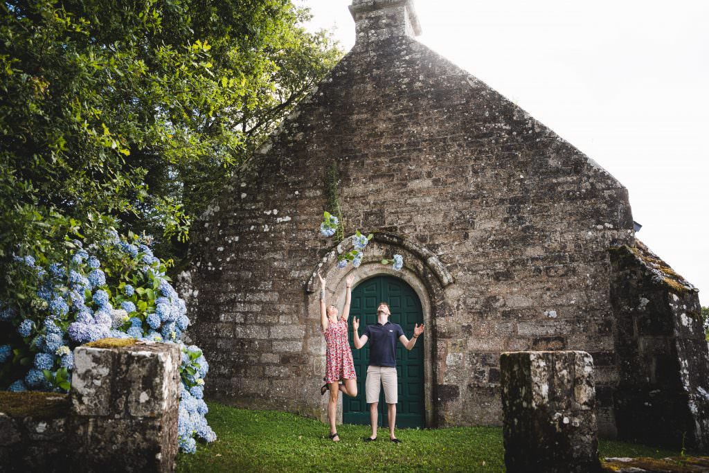 ©Tony Esnault - LBST - Couple devant une chapelle bretonne