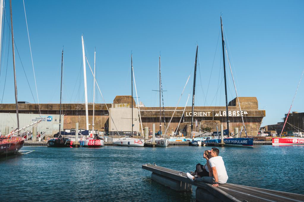 Couple à Lorient la base, devant le pôle course au large (Morbihan) 