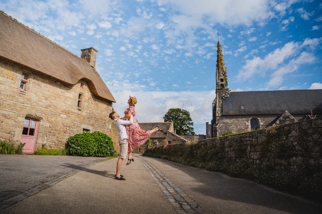 ©Tony Esnault - LBST - Couple dans un village à l'architecture bretonne