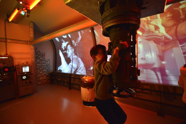 Enfant au Sous-marin Flore & son musée à Lorient La Base - ©E. LEMEE - LBST