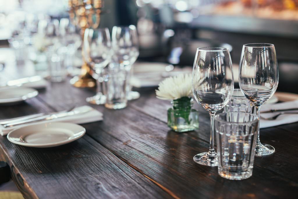 Table de restaurant - ©Shutterstock - LBST