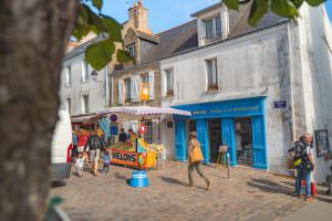 Jour de marché dans la grande rue de Port-Louis