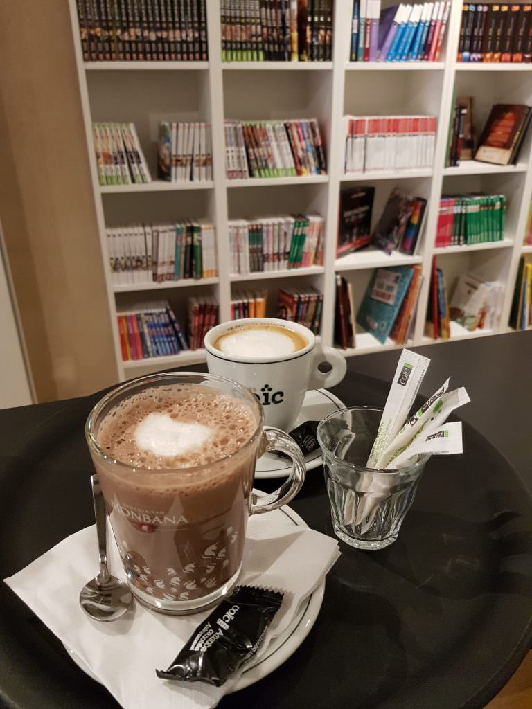 Café et chocolat chaud à "La Petite Librairie d'Hennebont" - ©La Petite Librairie d'Hennebont - LBST