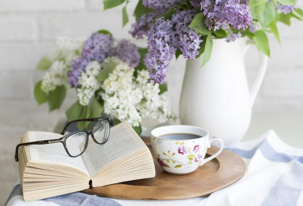 Tasse de café, livre et fleurs - ©Pixabay - LBST