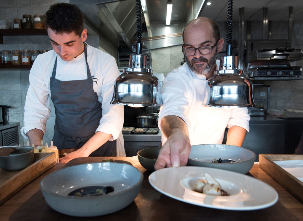 Chef Nicolas Le Tirrand dans la cuisine du restaurant étoilé Sources à Lorient (Morbihan)