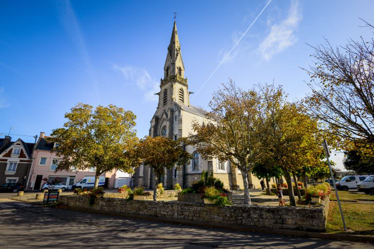 Vue sur la place de l'église de Riantec (Morbihan)