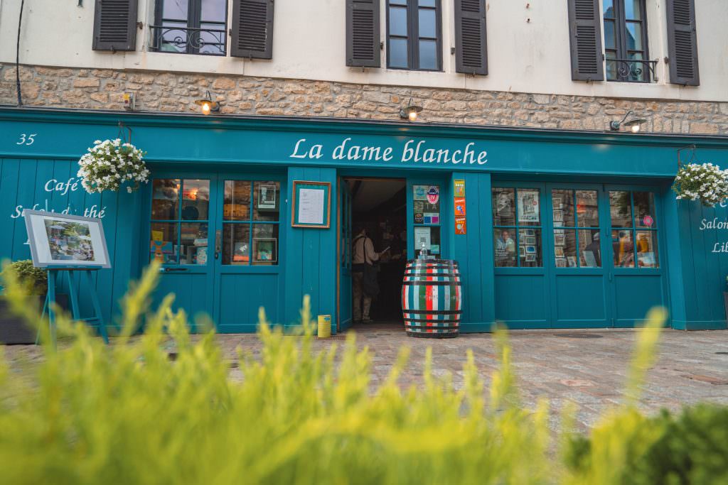 Devanture du café-librairie "La Dame Blanche" à Port-Louis - ©Thibault Poriel - LBST