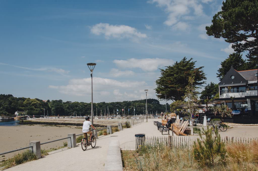 Restaurants situés sur la promenade du Bas-Pouldu, près du port de plaisance de Guidel (Morbihan)