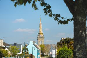 Cléguer, le Bourg, Village Fleuri et clocher de l'église (Morbihan)