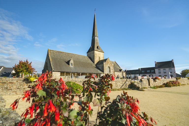 Le bourg de Calan et l'église Sainte-Trinité (Morbihan)