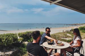 Apéro en terrasse en bord de mer au restaurant Les Mouettes, à Larmor-Plage (Morbihan)