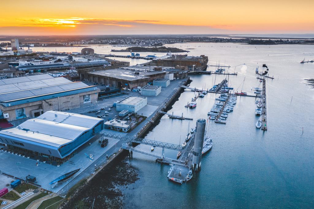 Vue aérienne de la base de sous-marins et de la rade de Lorient