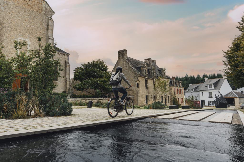 Balade à vélo dans le centre-ville de Pont-Scorff et découverte de son architecture bretonne (Morbihan)