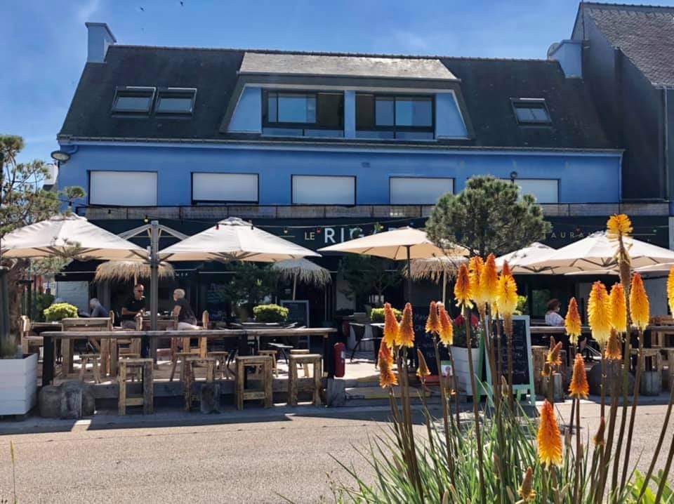 Terrasse et devanture du restaurant Le Rigad'o à Locmiquélic (Morbihan) 