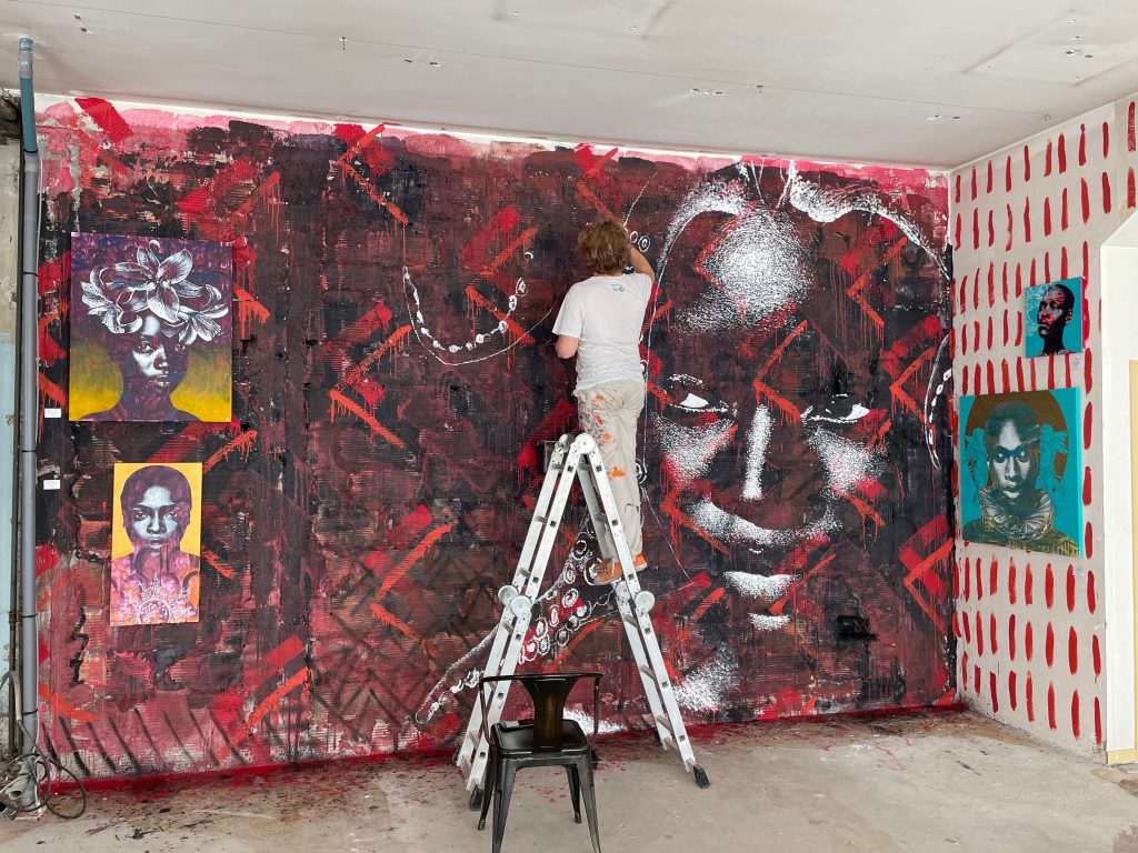 Sébastien Bouchard réalisant une oeuvre à l'exposition éphémère de street art de la Galerie Jumble, à Lorient (Morbihan)