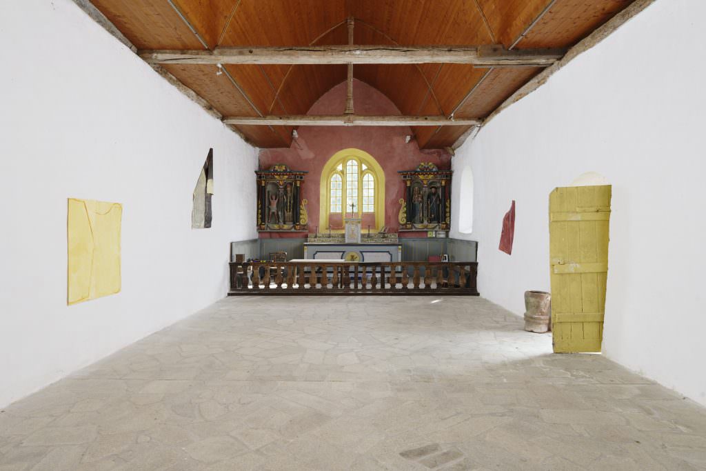 Exposition de Vincent Hawkins dans la chapelle Saint-Tugdual de Quistinic (Morbihan)