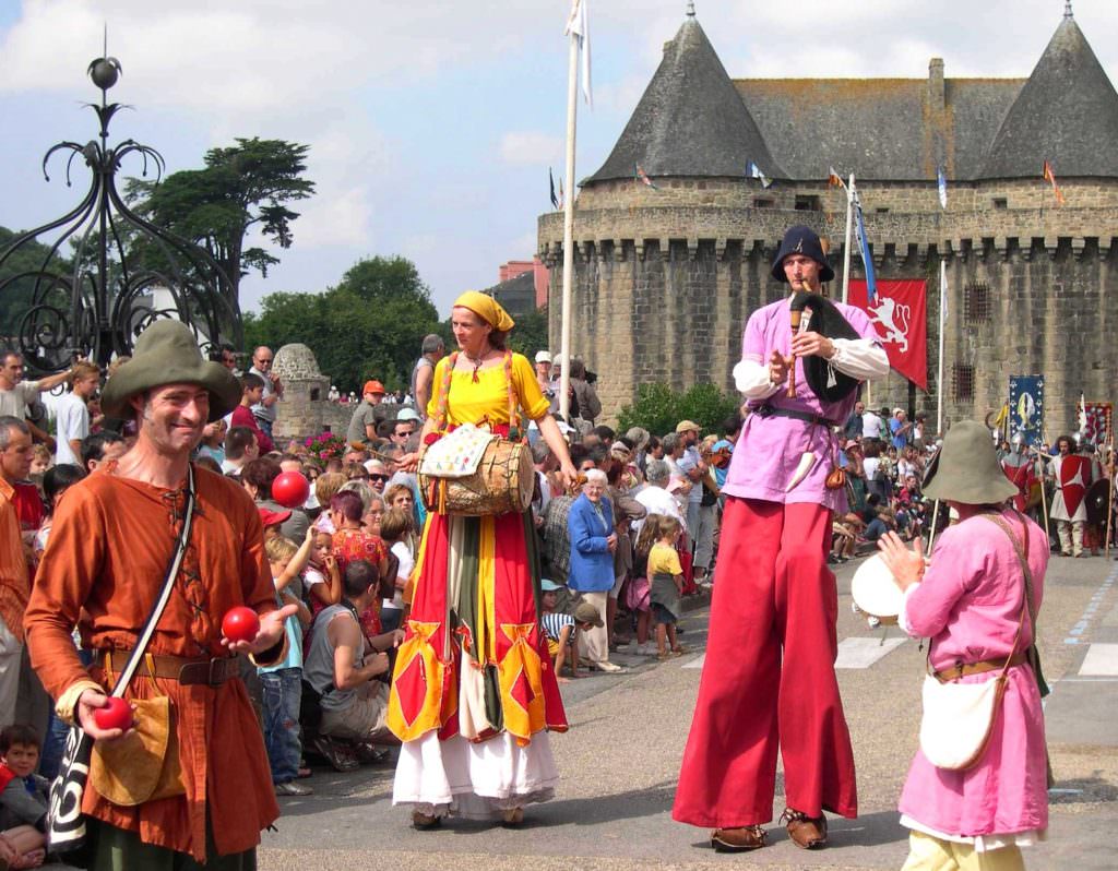 Défilé costumé aux Médiévales d'Hennebont (Morbihan)