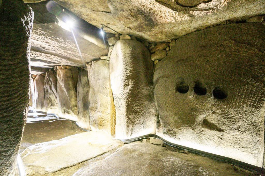 Vue intérieure du Cairn de Gavrinis, dans le Golfe du Morbihan