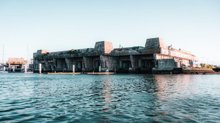 La base de sous-marins de Lorient La Base (Morbihan) vue de la mer