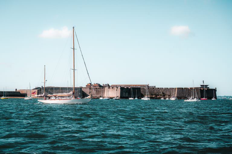 Vue de la citadelle de Port-Louis en bateau depuis la rade de Lorient (Morbihan)