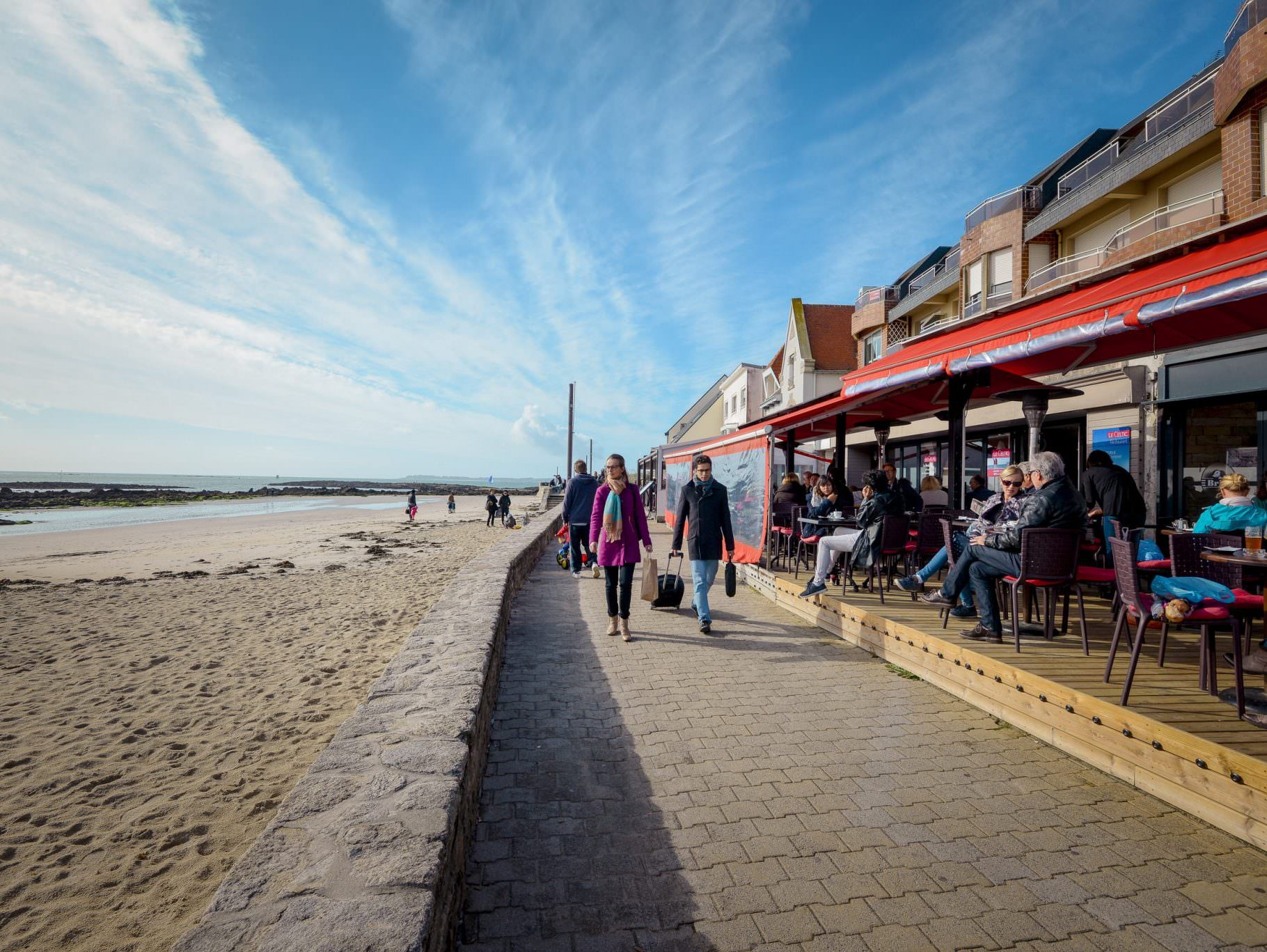 Restaurants longeant la promenade de Port-Maria à Larmor-Plage (Morbihan)