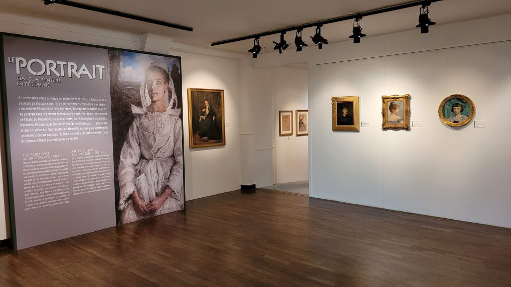 Salle de l'exposition "Le portrait dans la peinture en Bretagne", au musée du Faouët (Morbihan)