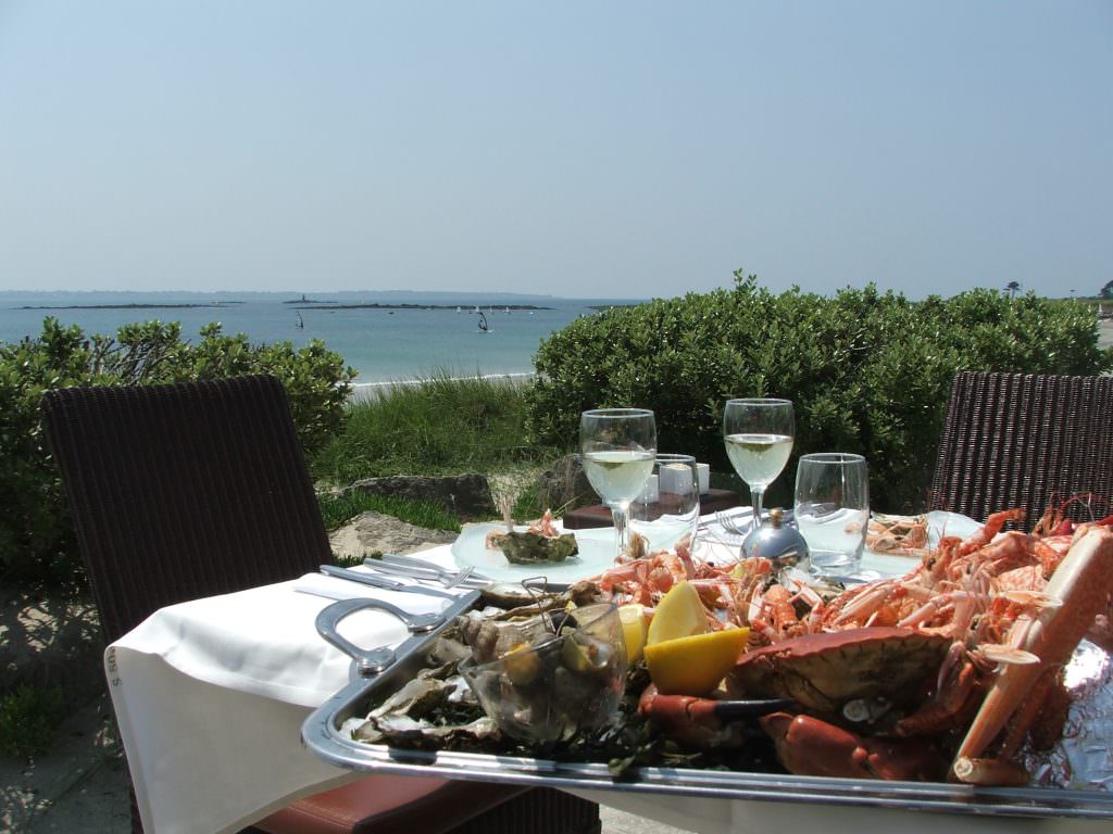 Plateau de fruits de mer face à l'océan au restaurant Les Mouettes, sur la plage de Kerguelen à Larmor-Plage (Morbihan)