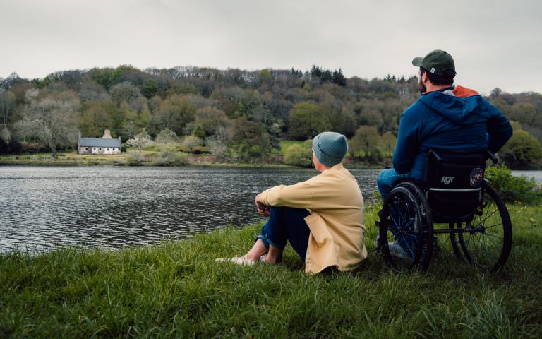 Pause au bord du Blavet, sur le chemin de halage à Hennebont (Morbihan) - ©Wheeled World