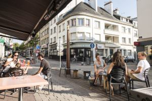Terrasses de restaurants et cafés dans le centre-ville de Lorient (Morbihan)