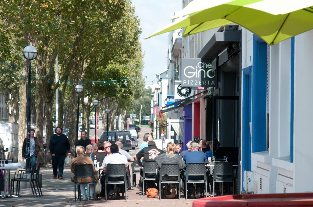 Terrasses de restaurants et bars sur l'avenue de La Perrière à Lorient (Morbihan)
