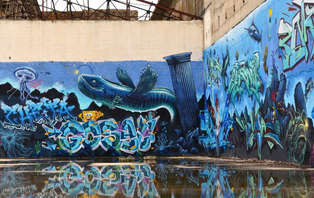Fresque street art de la Diaspora Crew, près de La Base et du port de pêche de Lorient (Morbihan)