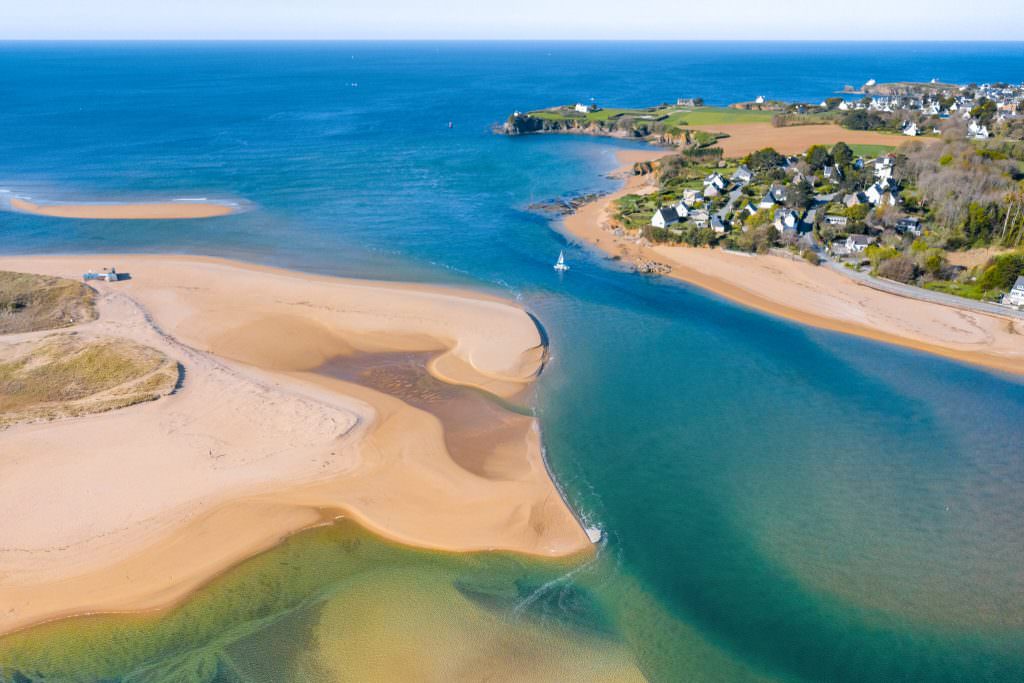 Vue aérienne de l'embouchure de la Laïta à Guidel-Plages (Morbihan)