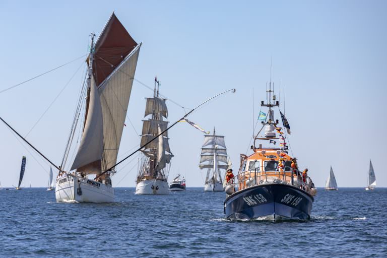 Grande parade de bateaux sur la rade de Lorient pendant le festival Lorient Océans (Morbihan)