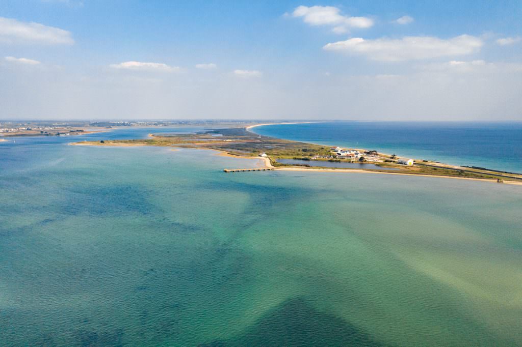 Vue aérienne de la presqu'île et de la petite mer de Gâvres, avec son cordon dunaire (Morbihan)