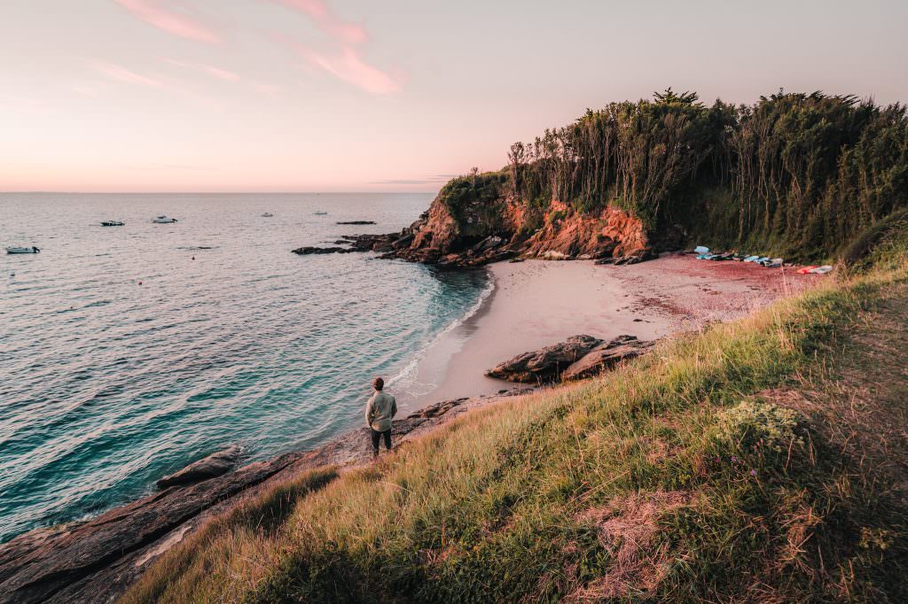 Lever de soleil sur la plage des Sables Rouges à l'île de Groix (Morbihan)