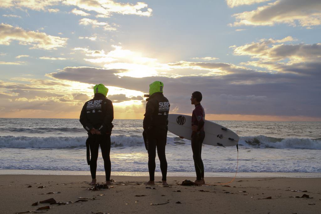 Surfeurs sur la plage à Lorient Bretagne Sud (Morbihan)