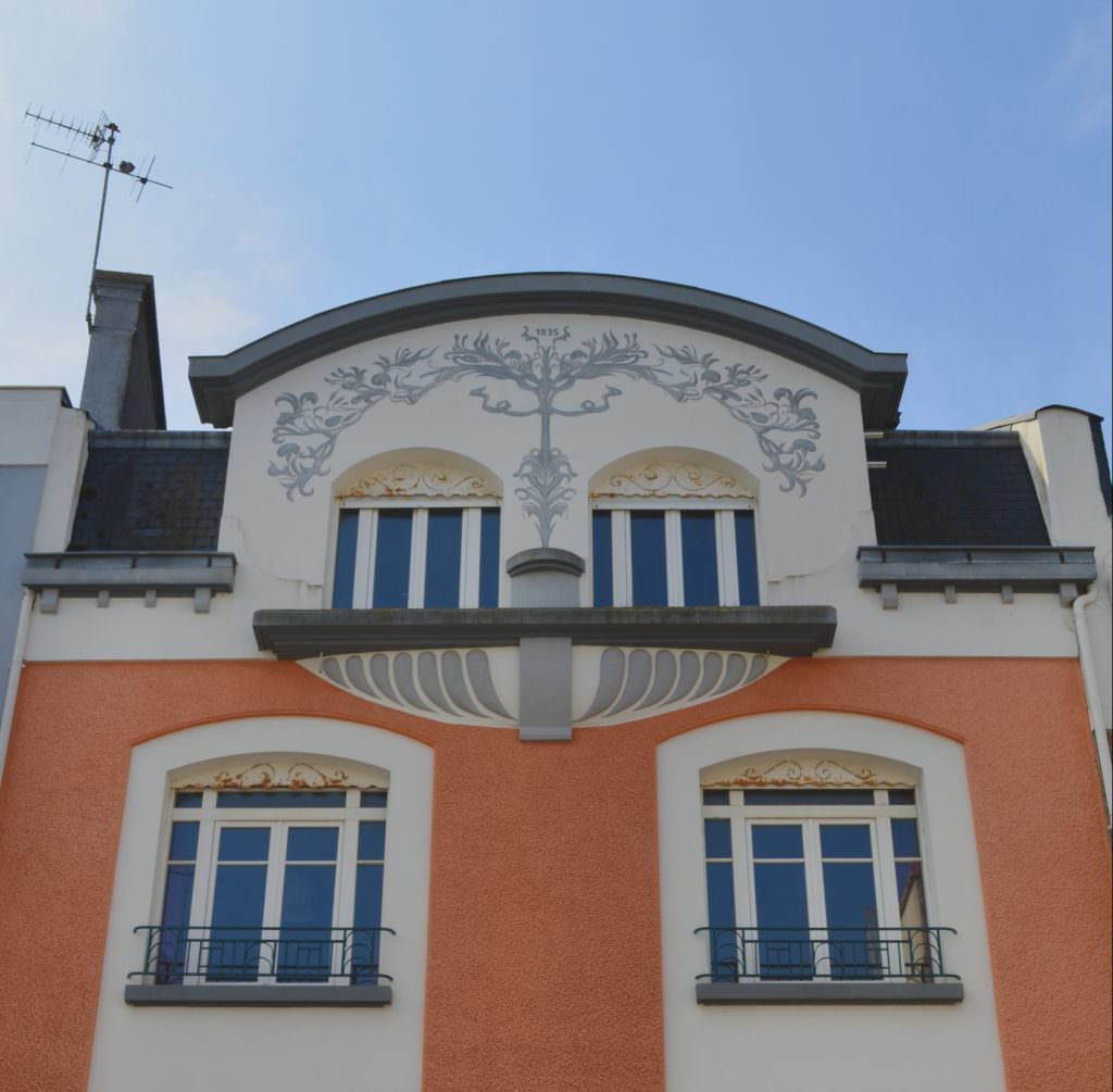 Façade d'une maison des années 30, rue Amiral Courbet à Lorient (Morbihan)