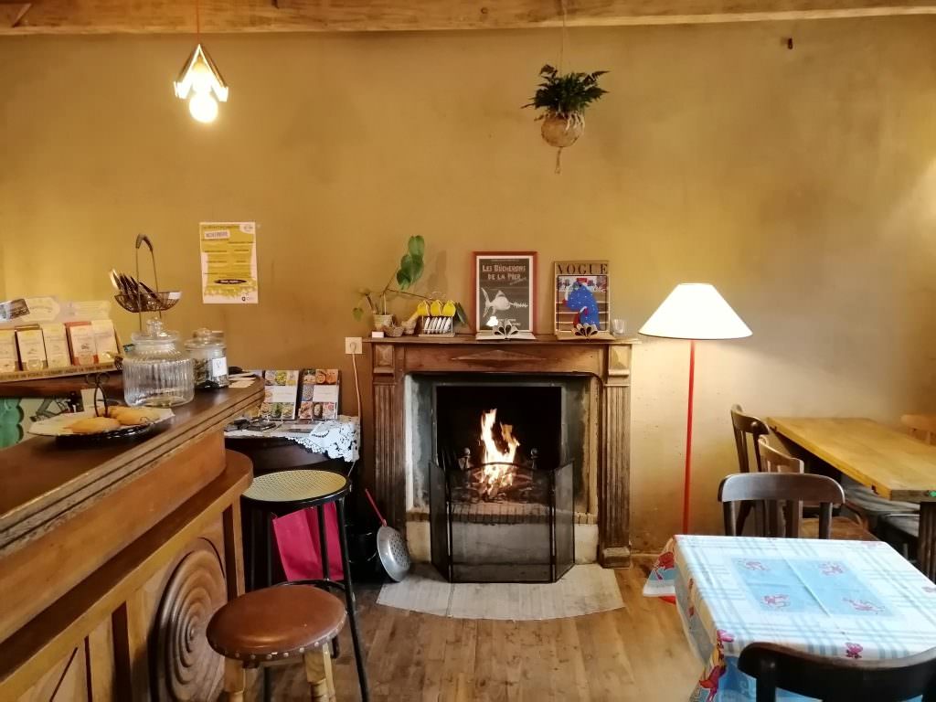 Intérieur du café-bouquinerie Qui Cause à Quistinic (Morbihan) 