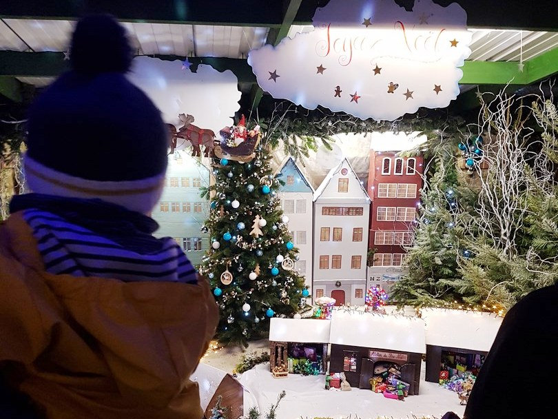 Enfant au marché de Noël de Ploemeur (Morbihan)