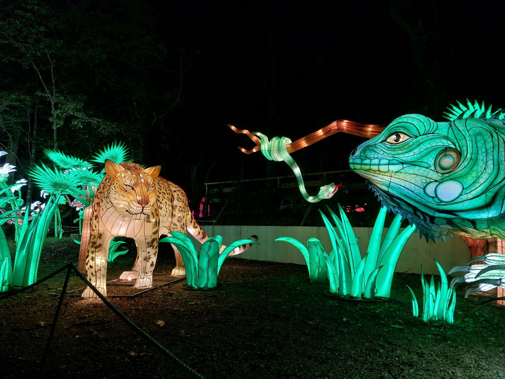 Structures lumineuses du spectacle Les Animaux de Lumière au parc animalier Les Terres de Nataé à Pont-Scorff (Morbihan)