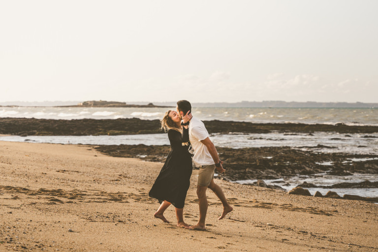 Couple d'amoureux sur la plage du Fort-Bloqué à Guidel (Morbihan)