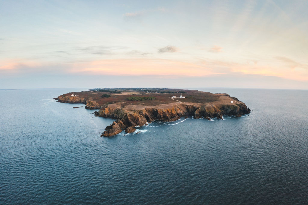 Vue aérienne de l'île de Groix au coucher de soleil (Morbihan)