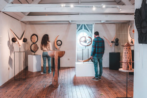 Visite des oeuvres exposées dans la Cour des Métiers d'Arts, village d'artistes et artisans à Pont-Scorff (Morbihan)