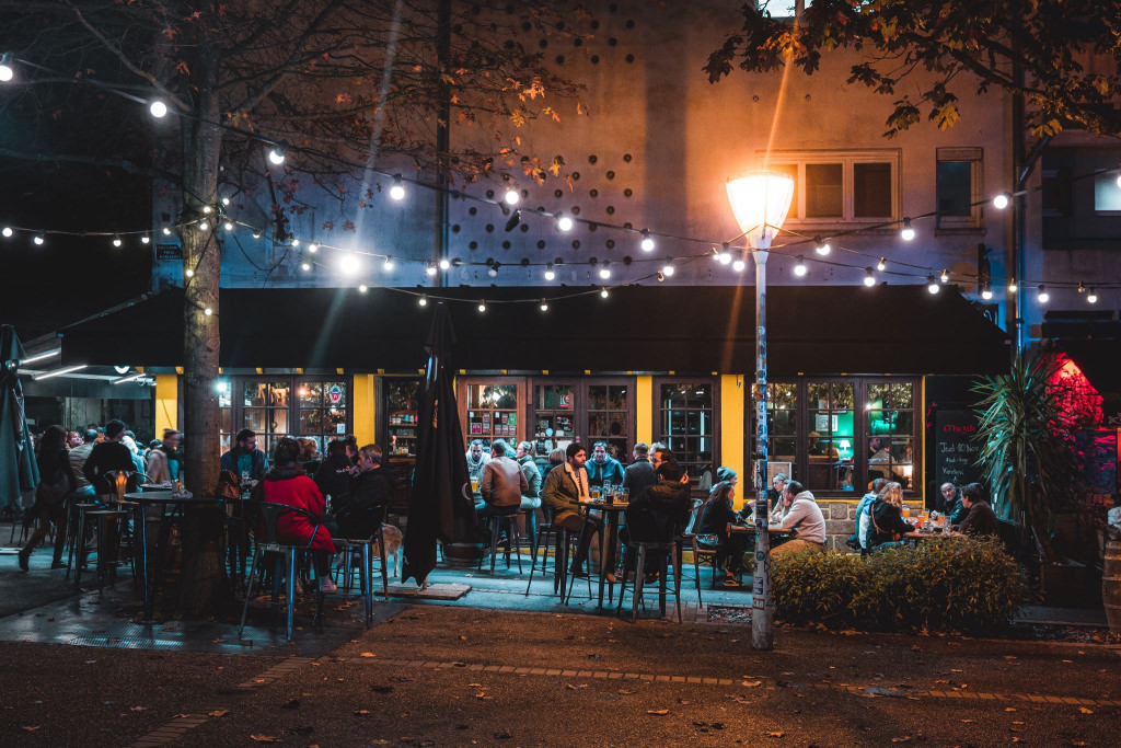 Apéro en soirée à la Tavarn ar Roue Morvan, dans le centre-ville de Lorient (Morbihan)