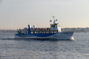 Bateau bus en navigation sur la rade de Lorient (Morbihan)