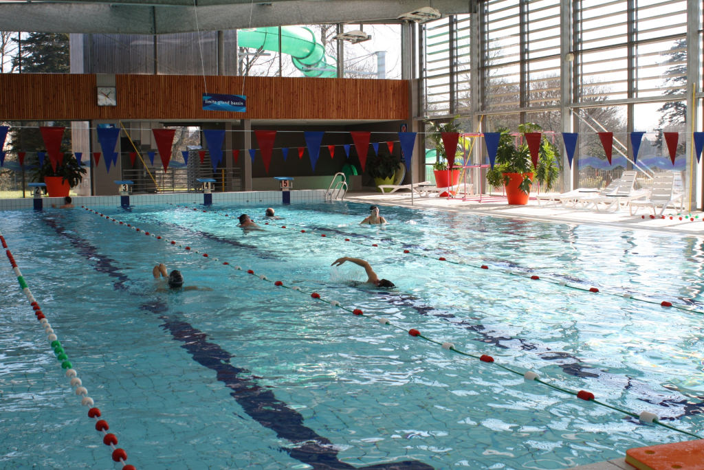 Lignes de nage au complexe aquatique de Kerbihan, piscine d'Hennebont (Morbihan)