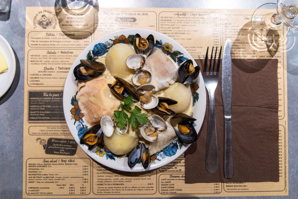 Choucroute de la mer, plat de la cuisine bretonne au restaurant la Tavarn ar Roue Morvan en centre-ville de Lorient (Morbihan) 